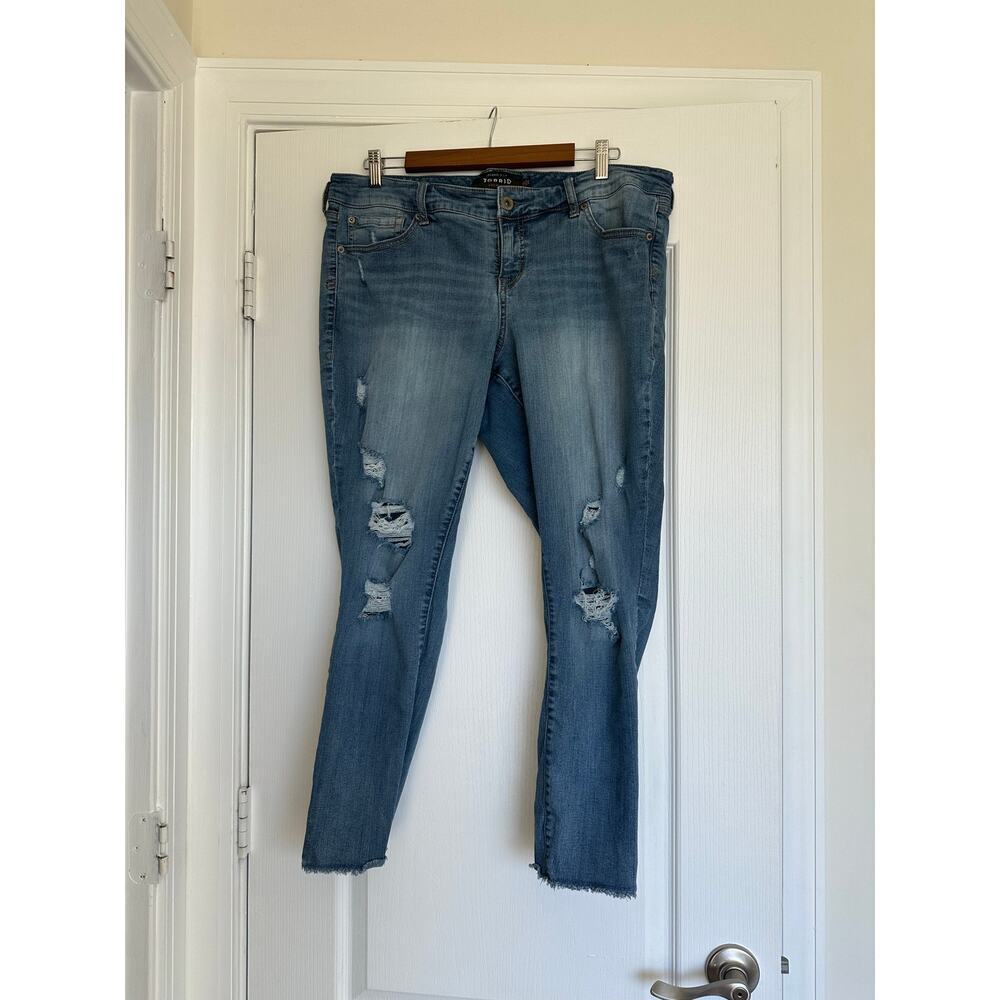 Torrid Cropped Raw Hem Distressed Jeans 16 - Picture 4 of 16